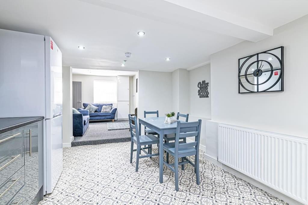 5 Bedroom Home Within Prescot Exterior foto