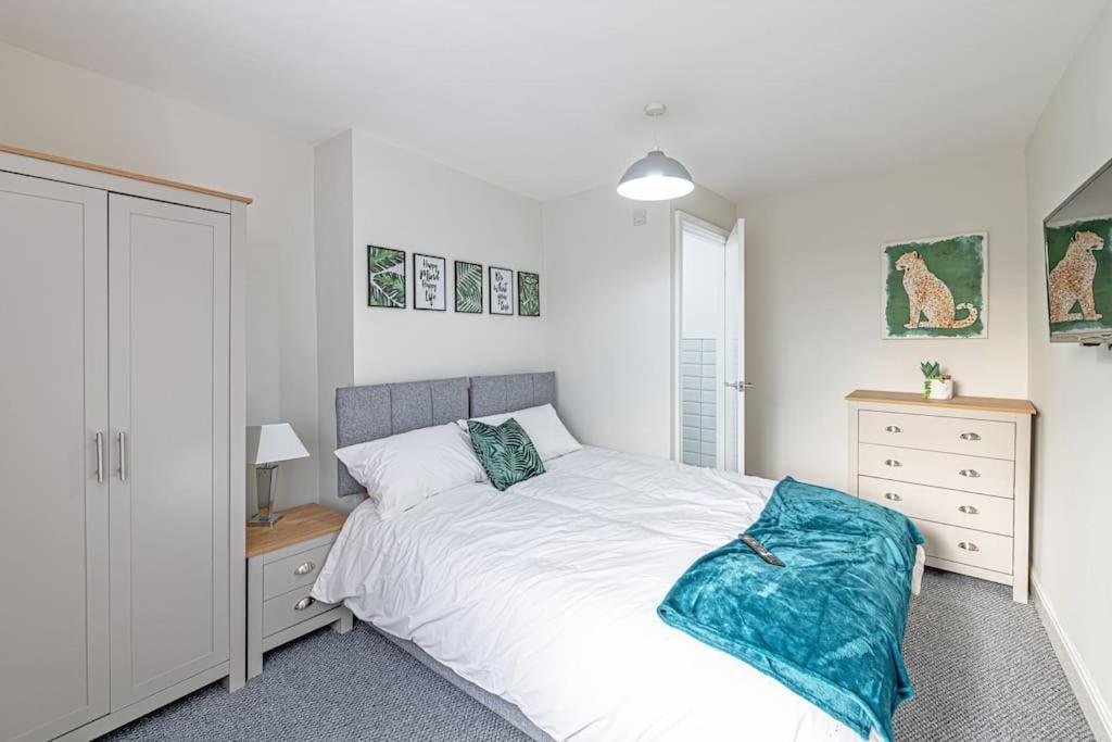 5 Bedroom Home Within Prescot Exterior foto